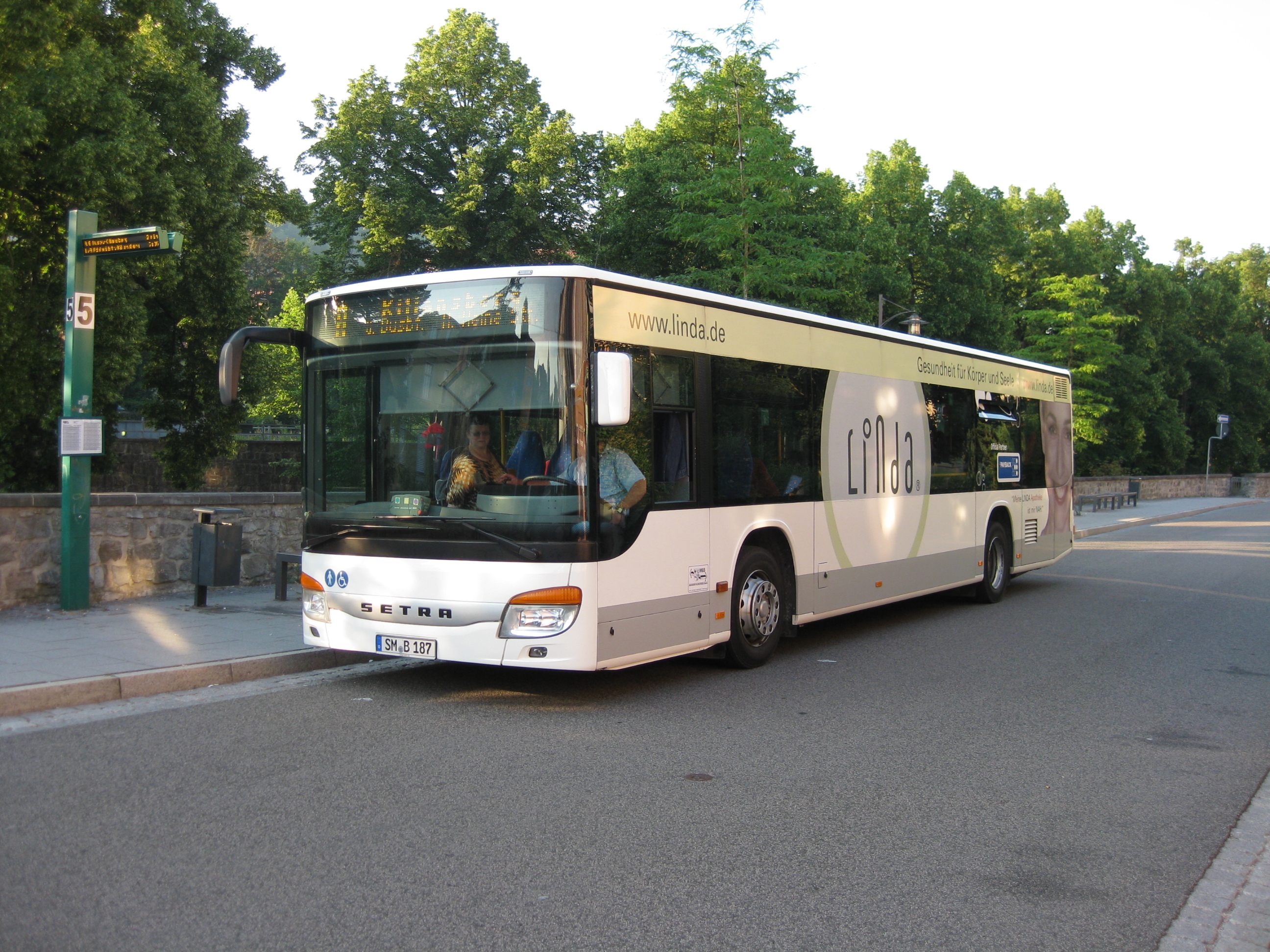 Bild: Bus an Haltestelle