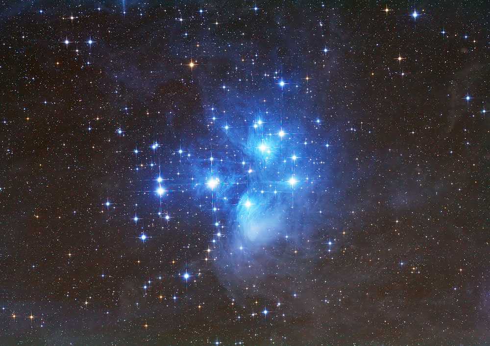 Plejaden Plejaden sind auffällige Sternenansammlung, die im Winter im Sternbild Stier mit bloßem Auge sichtbar ist. Der offene Sternhaufen hat die Katalogbezeichnung Messier 45. Der blaue Nebel, der übrigens nur fotografisch sichtbar gemacht werden kann, ist ein Reflektionsnebel, der das helle Licht der Sterne reflektiert. (Foto: Werner Klug)