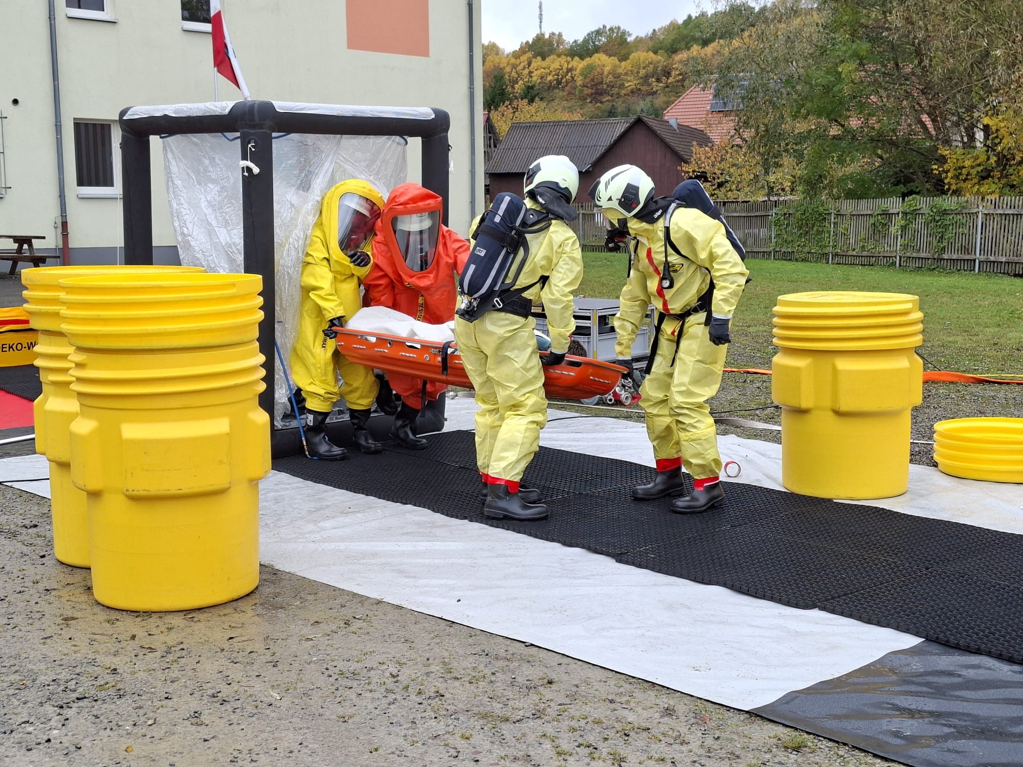 Erfolgreiche Gefahrgutübung in Schwarza – Einsatzkräfte trainieren Menschenrettung und Stoffidentifizierung