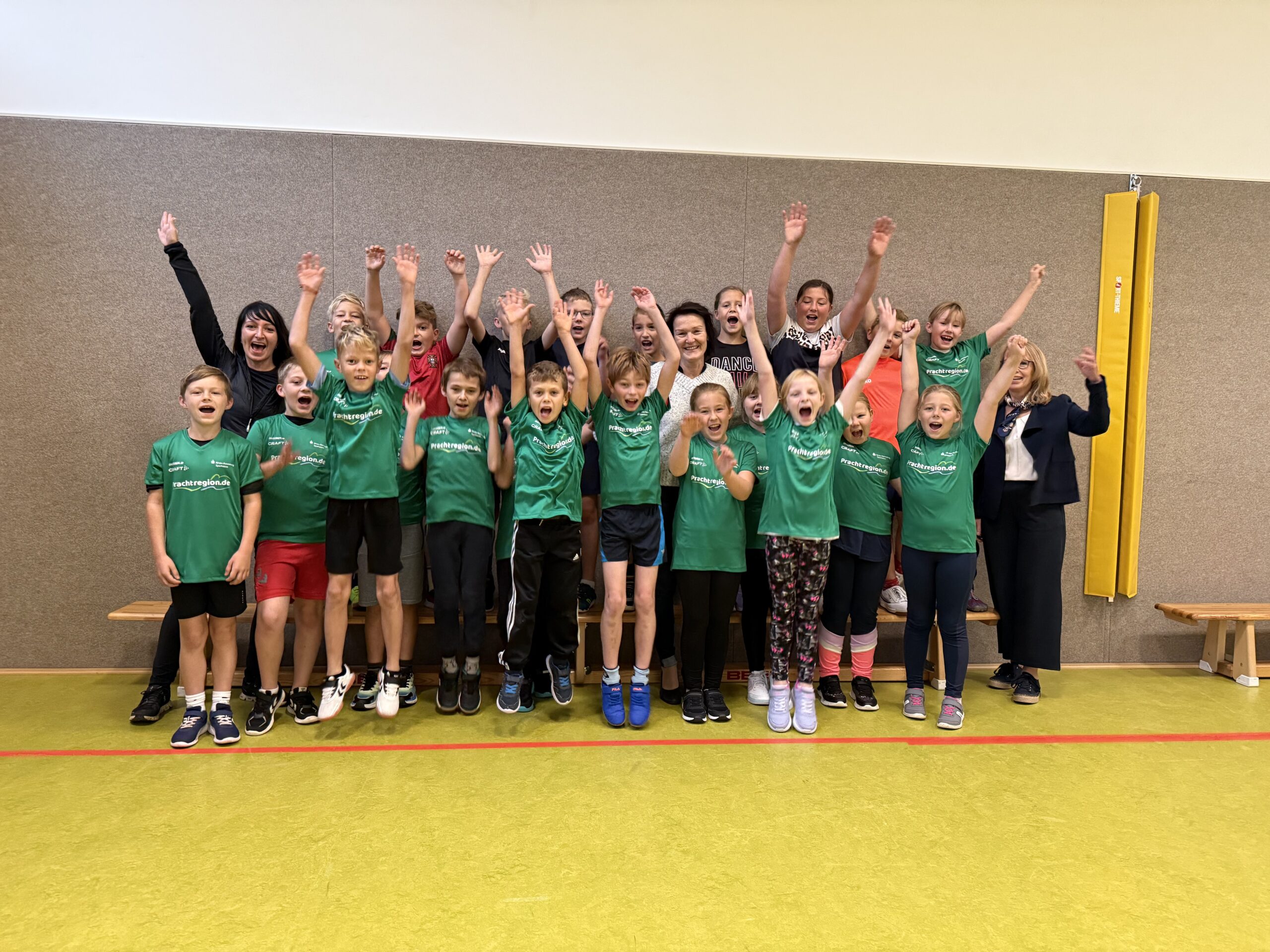 Grundschule Vachdorf erhält letzten Prachtregion-Trikotsatz im Rahmen des Bewegungskalenders 2024