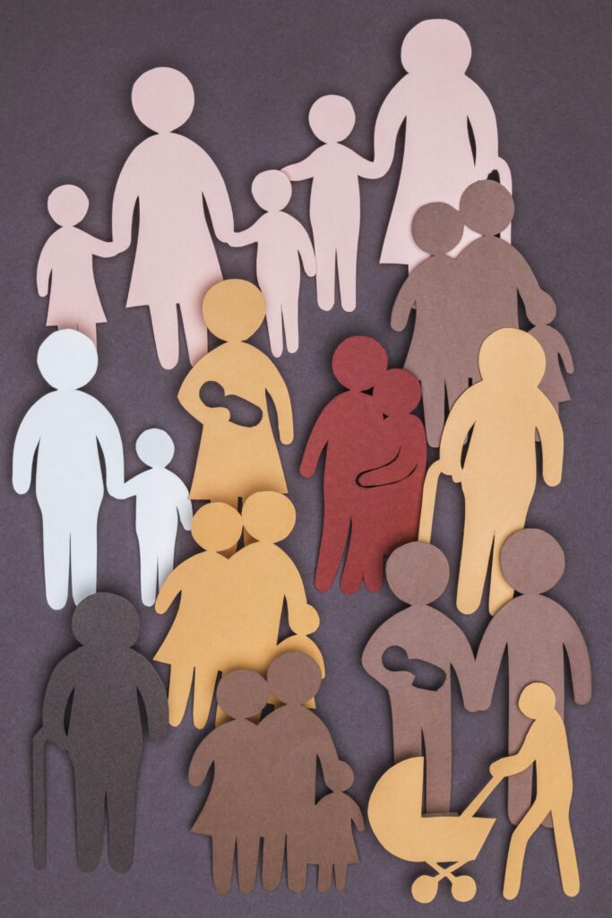 Symbolbild: Junge und alte Menschen sowie Familien mit Kindern als Gruppe