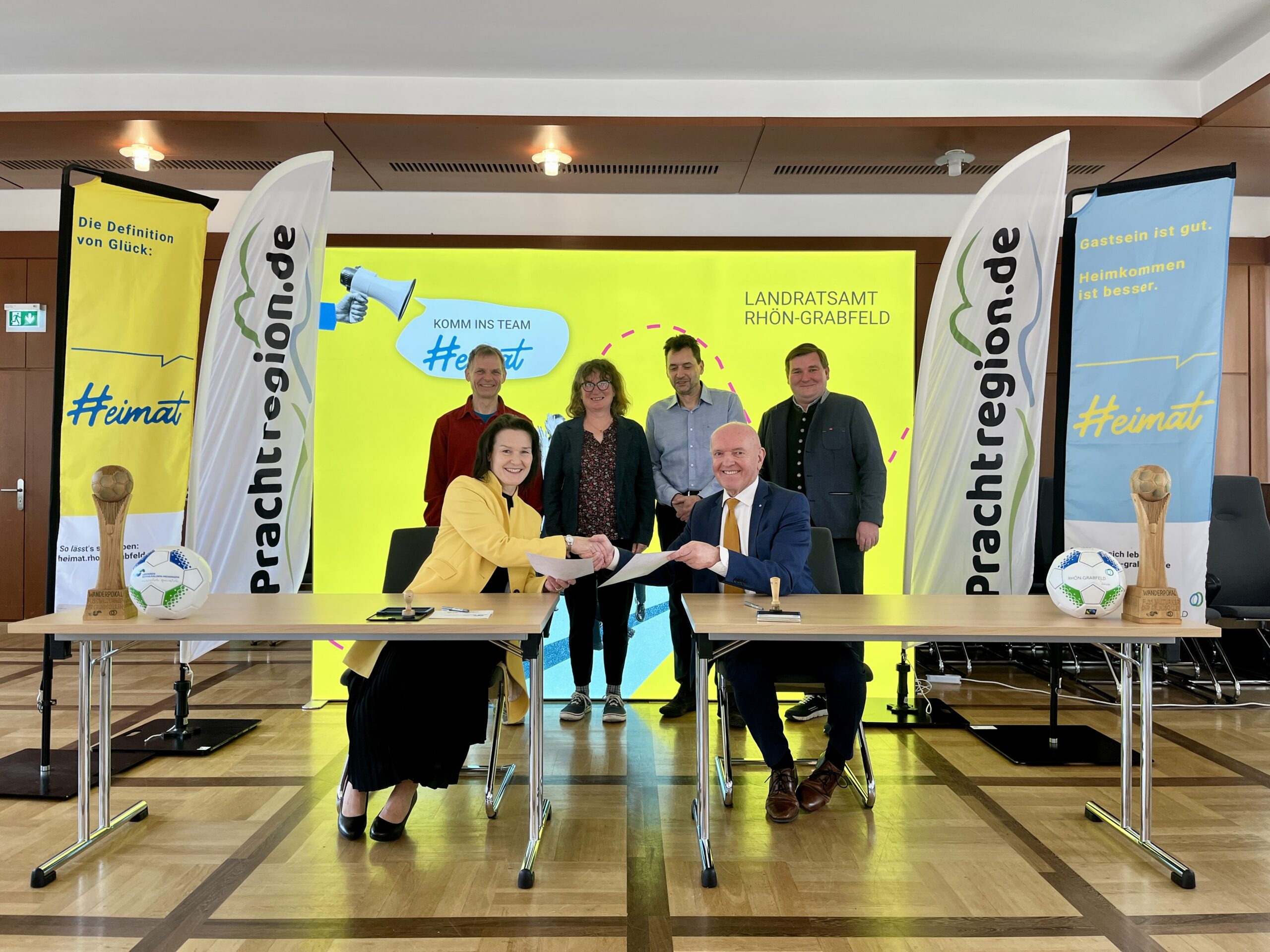 Landrätin Peggy Greiser und Landrat Thomas Habermann unterschreiben die Partnerschaftsurkunde der beiden Landkreise Schmalkalden-Meiningen und Rhön-Grabfeld. (Foto: Christian Hüther / Landkreis Rhön-Grabfeld).