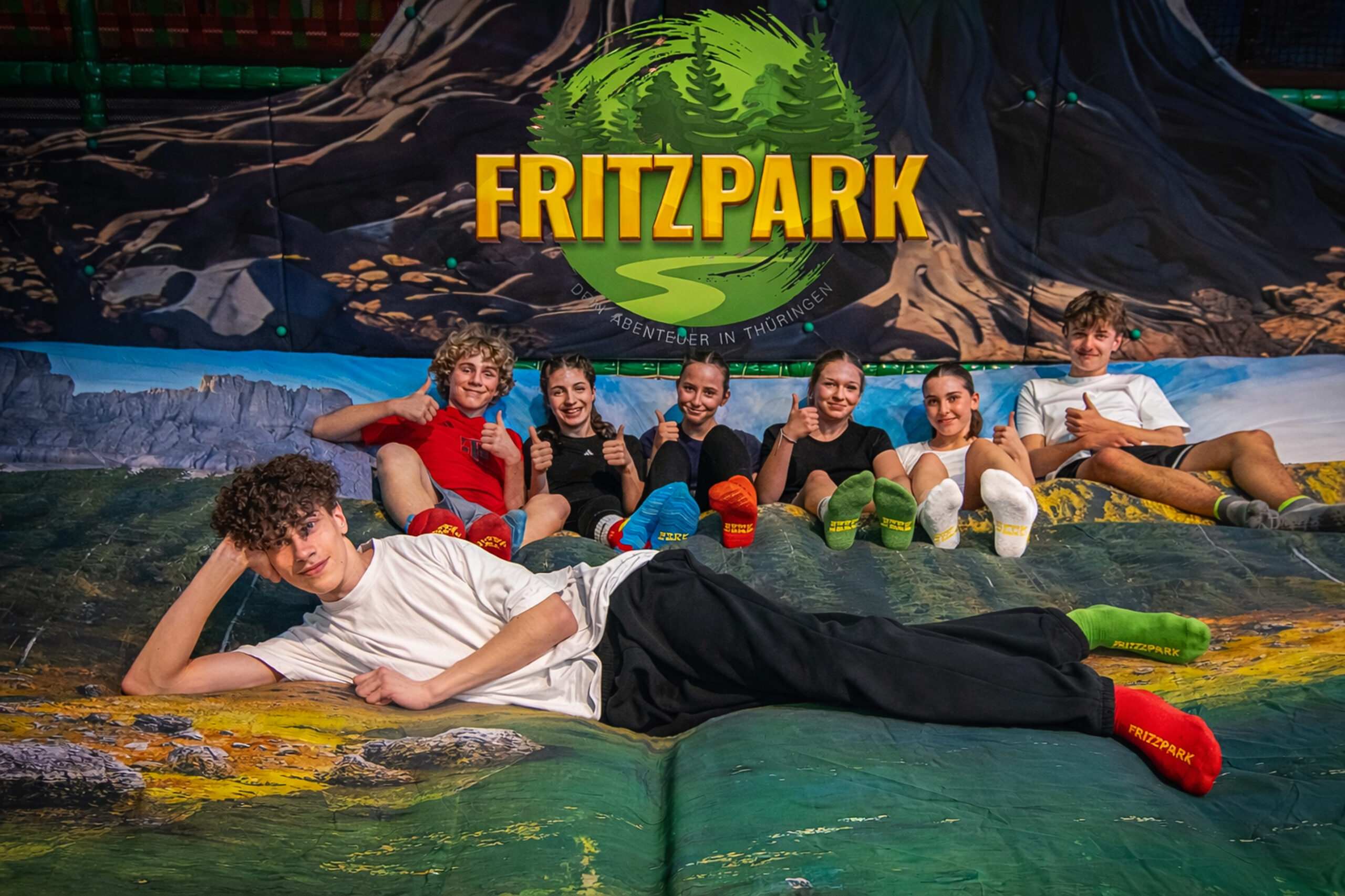 Mehre Jugendliche haben Spaß und lassen sich auf einer Sportmatte im neuen Fitzpark in Zella-Mehlis fotografieren.