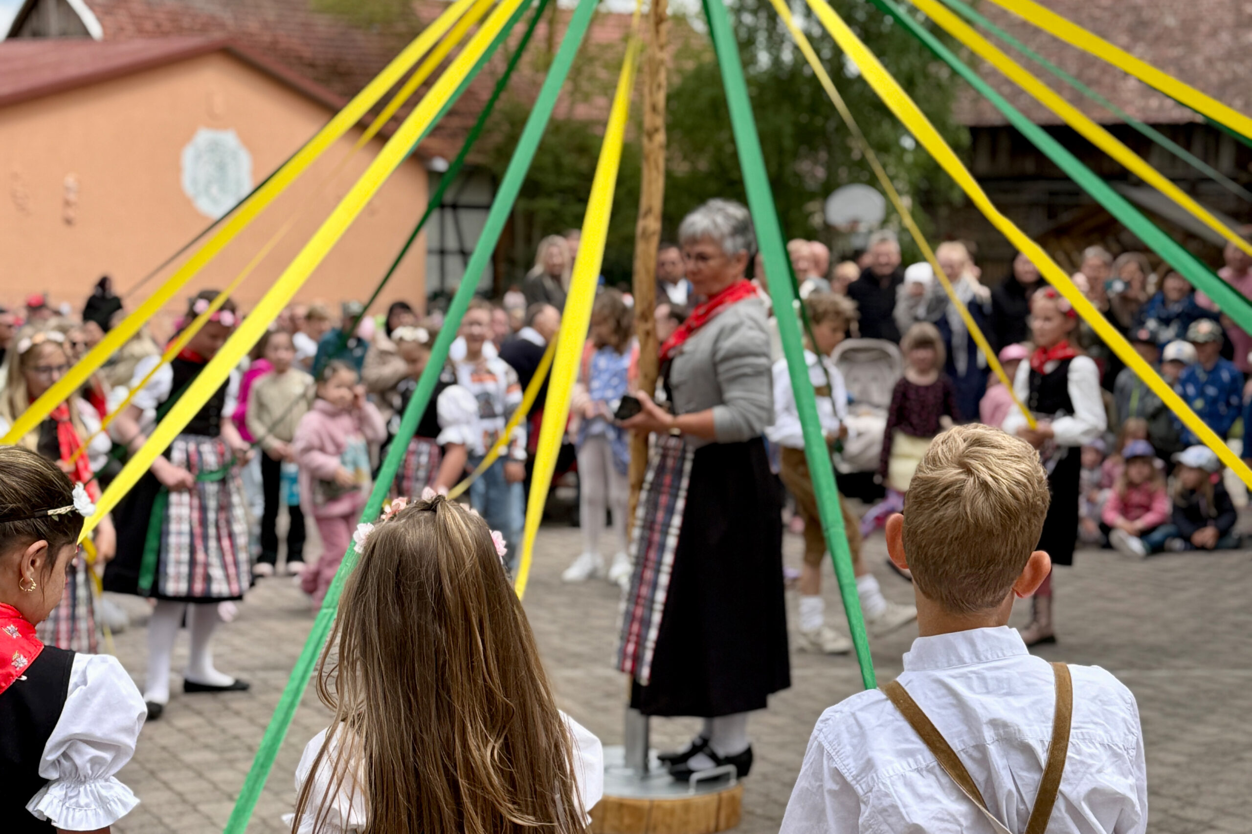 Neu gestalteter Schulhof in Jüchsen eingeweiht – moderner Lern- und Lebensraum für Grundschulkinder entstanden