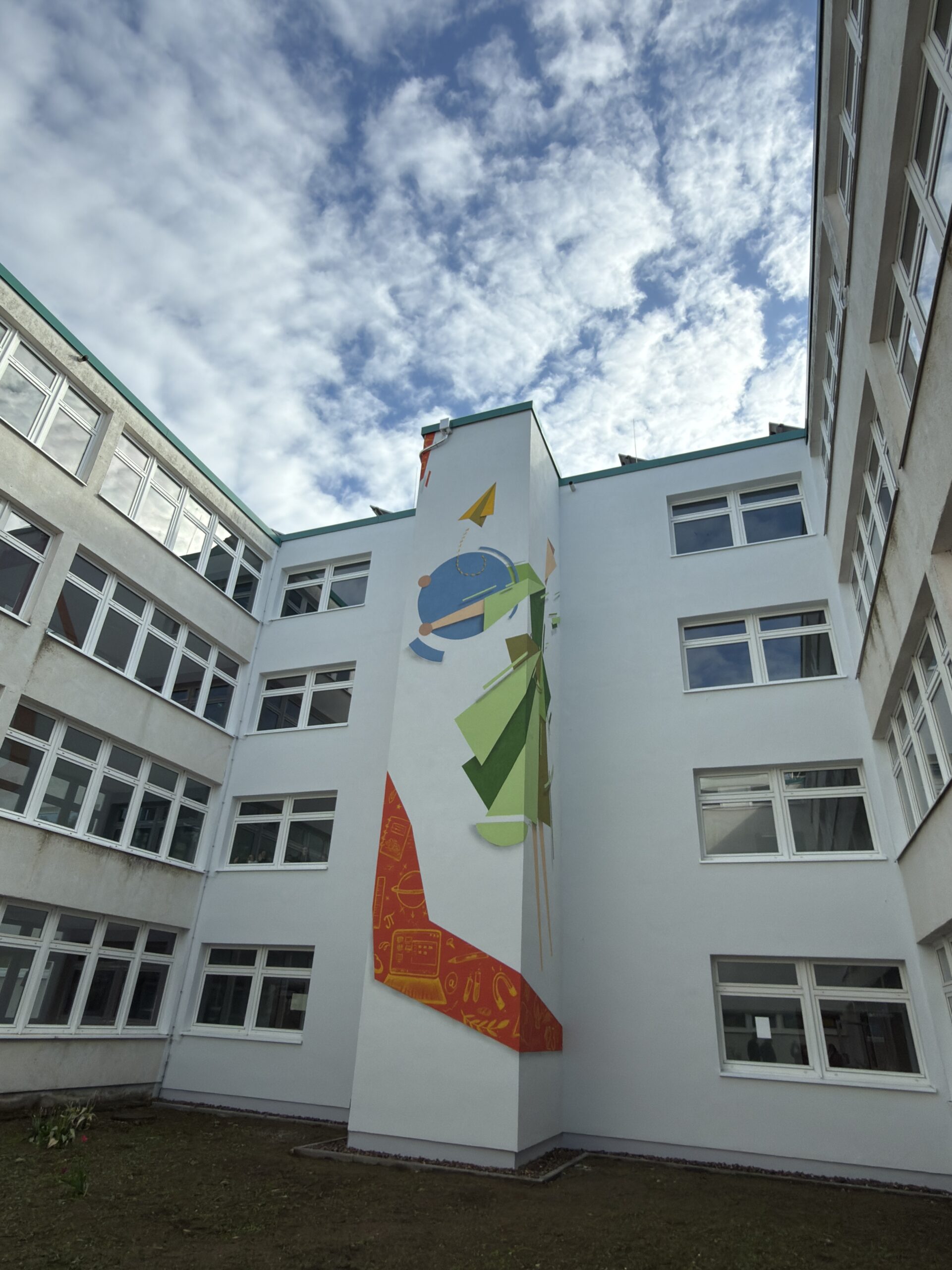 Der neue Aufzug am Henfling-Gymnasium Meiningen erhielt eine farbige Fassade.