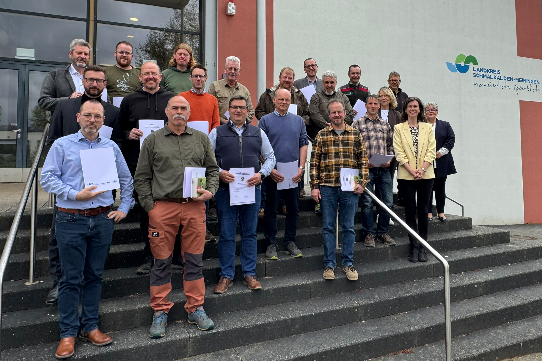 LRA_Foto_Neuer-Jagdbeirat-2026 Gruppenfoto des neu berufenen Jagdbeirates mit seinen Stellvertretungen, den Jagdberatern, der Vizelandrätin und Mitarbeitenden der Unteren Jagdbehörde.