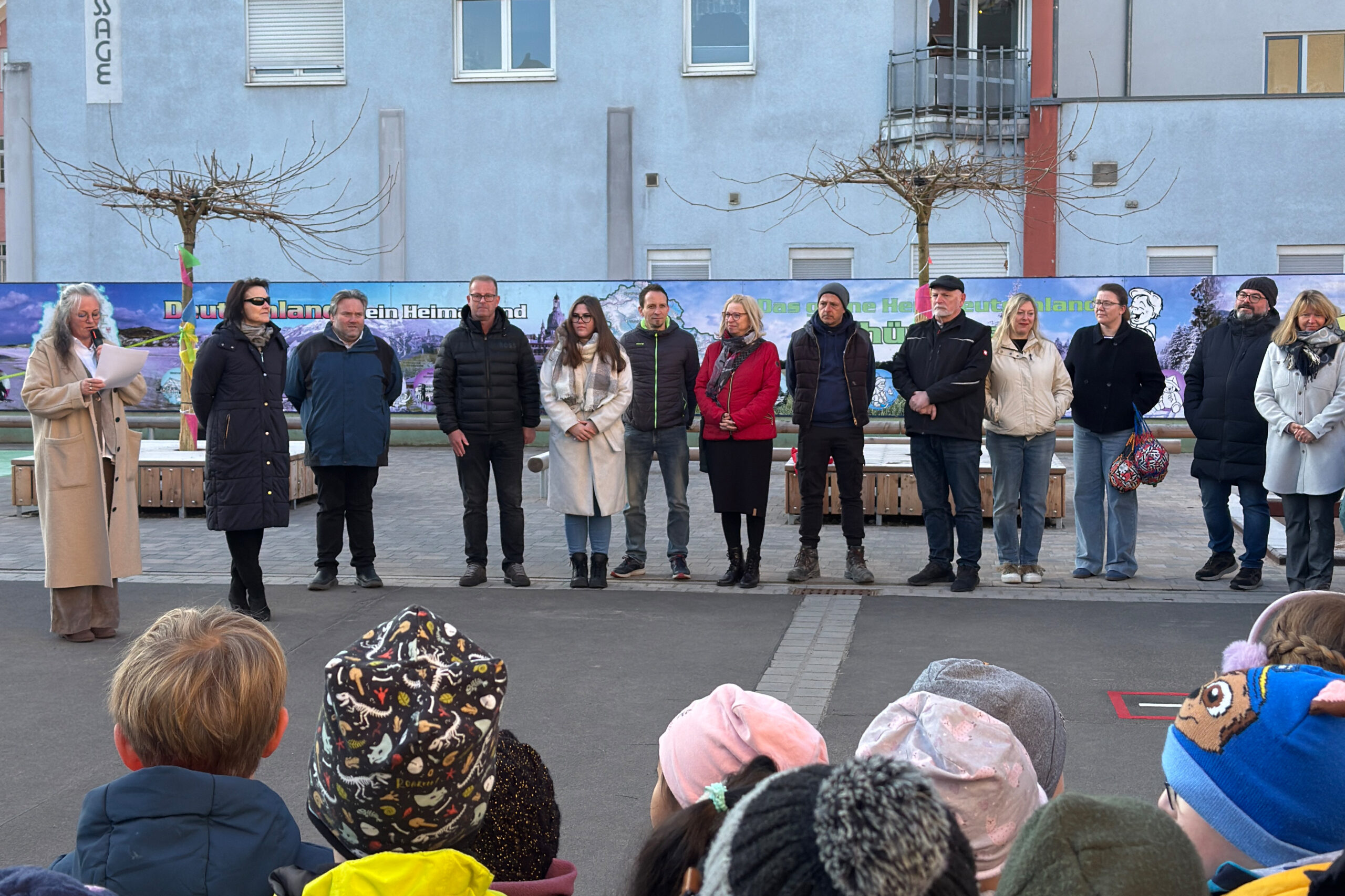 Landrätin Peggy Greiser, Vertreter der Schule und am Bau Beteiligte geben den neugestalteten Schulhof der Grundschule „Ludwig Chronegk“ offiziell für die Schülerinnen und Schüler frei.