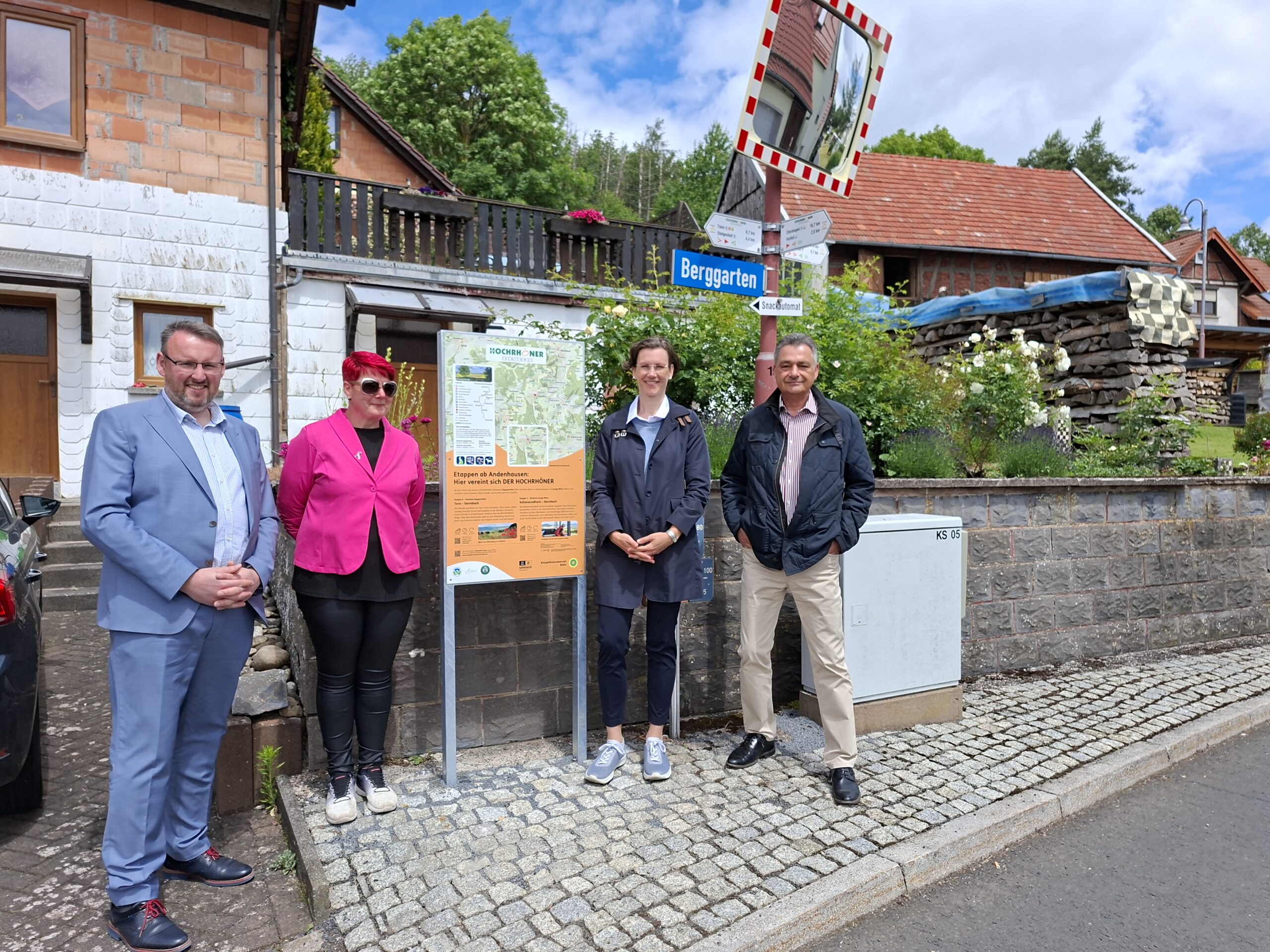 Neue Infotafeln am Hochrhöner weisen Wanderern den Weg