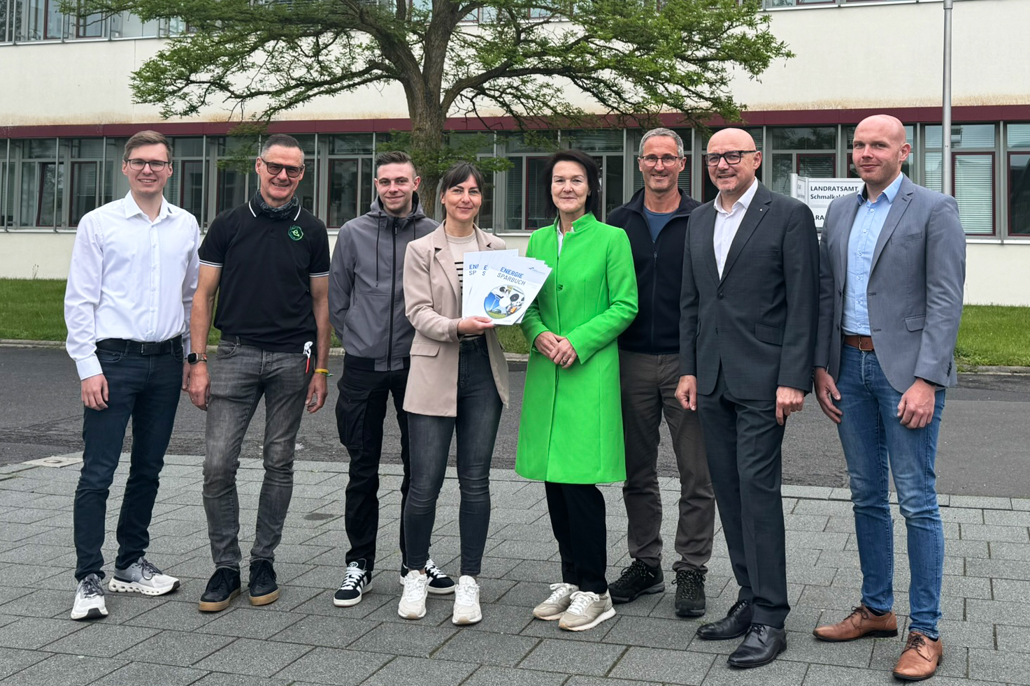 Landrätin Peggy Greiser stellt mit den an der Erstellung Beteiligten das neue Energie-Sparbuch vor.