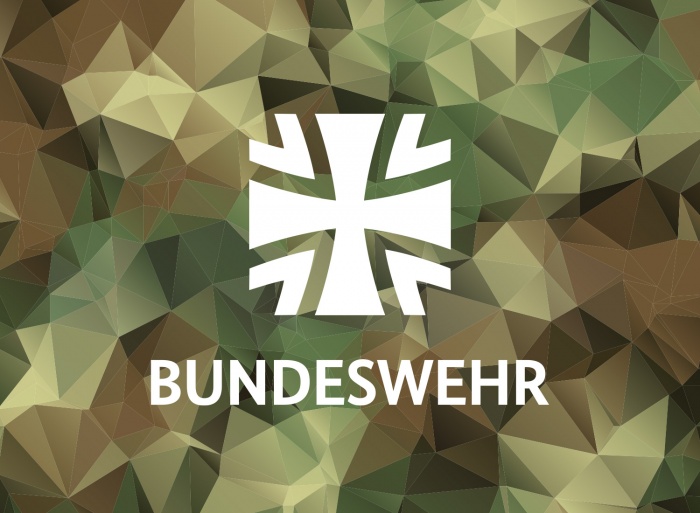 Weißes Logo der Bundeswehr vor einem grünfarbenen Tarnfleck-Hintergrund