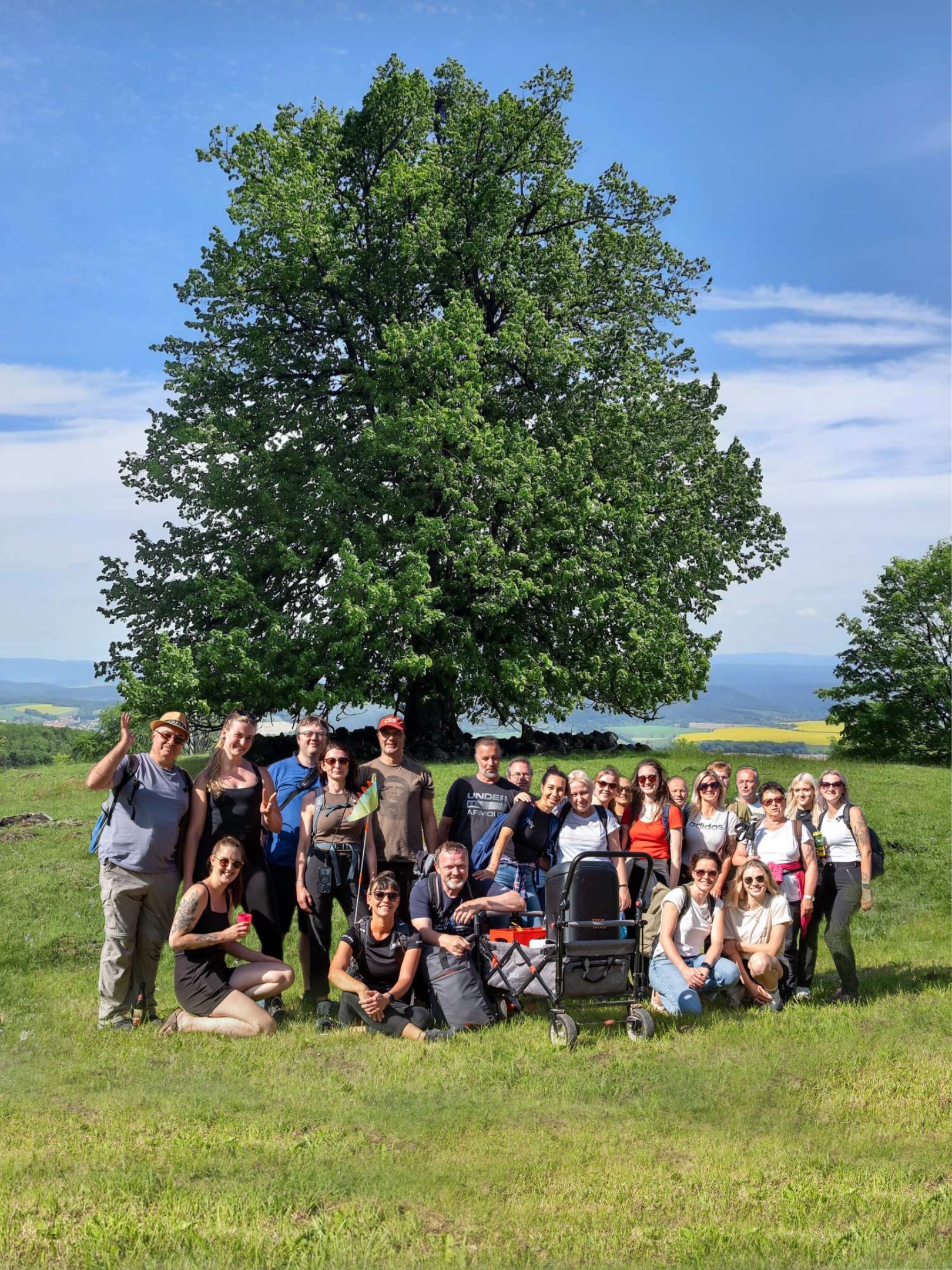 Eine Gruppe von Wandernden ist gemeinsam auf dem Vorderrhönweg unterwegs.