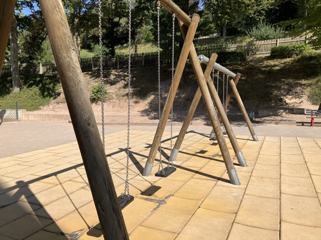 Blick auf zwei Schaukeln im sanierungsbedürftigen Zustand auf dem Schulhof der Grundschule Renthofstraße in Schmalkalden.