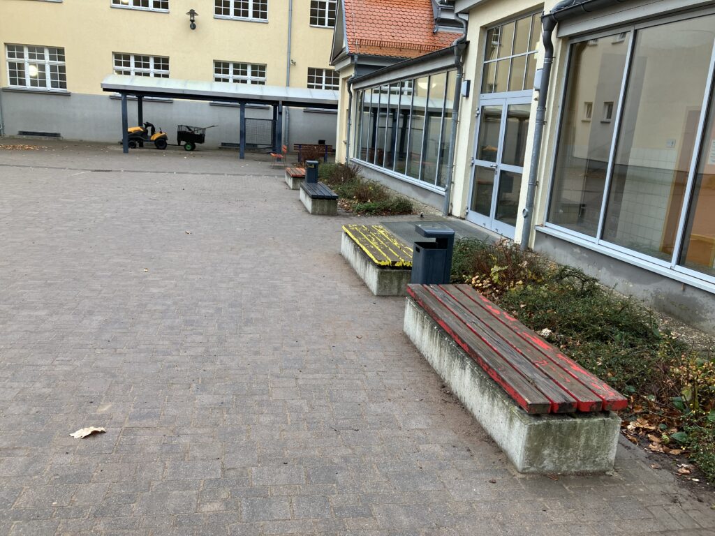 Blick auf den Schulhof der Grundschule in der Renthofstraße in Schmalkalden vor der Sanierung.