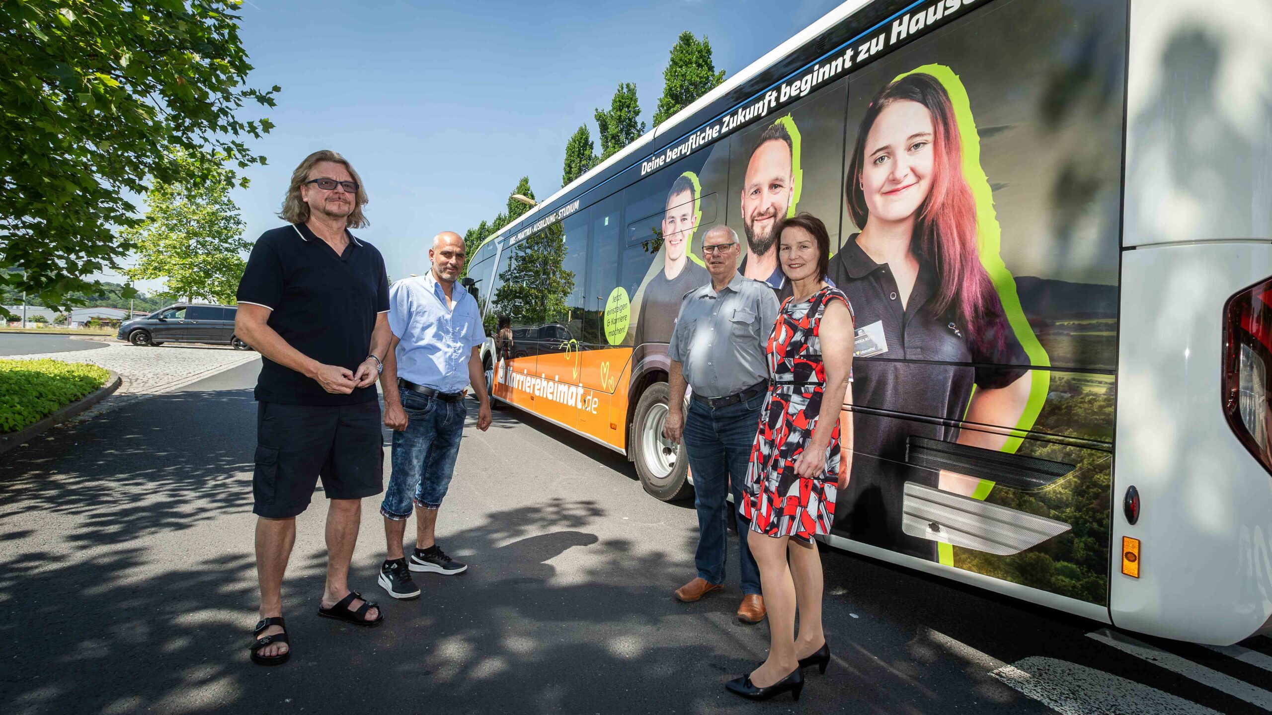 Der neue Bus der Karriereheimat wirbt mit echten Gesichtern aus der regionalen Wirtschaft.