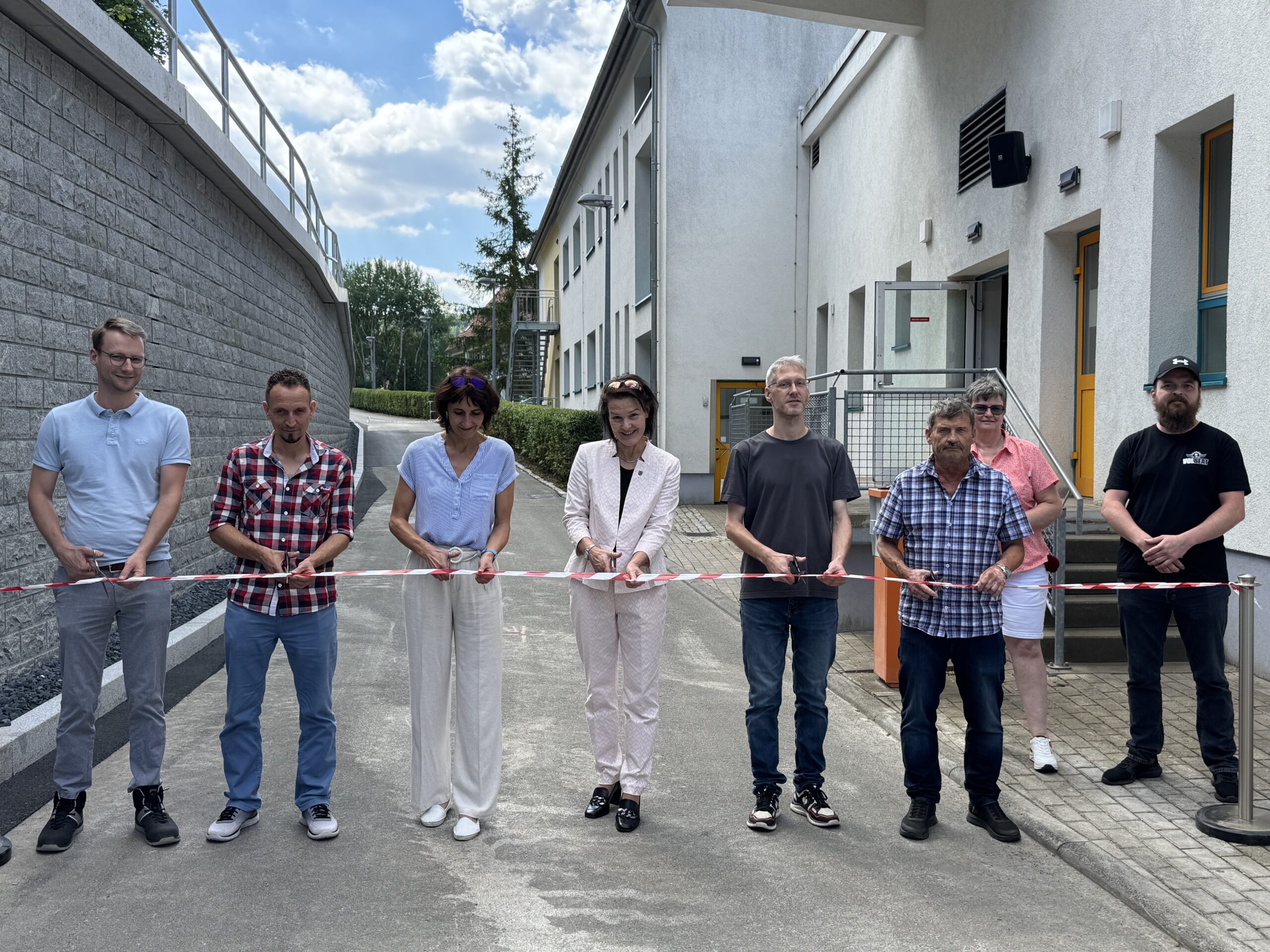 Symbolisches Zerschneiden eines Bandes zur offiziellen Übergabe der neuen Stützmauer am Berufsbildungszentrum Meiningen