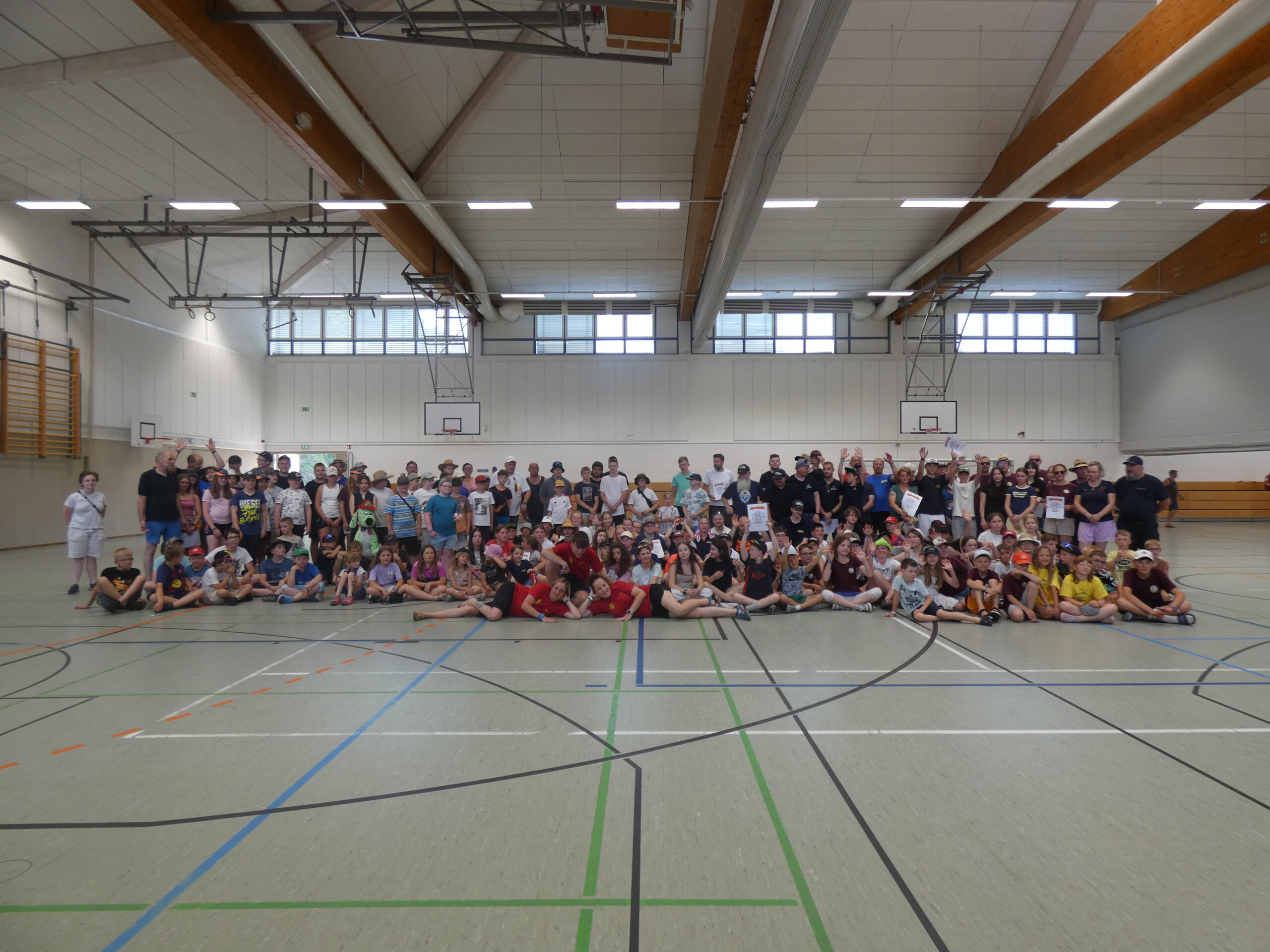 Gruppenbild der rund 200 Teilnehmer des 30. Zeltlagers der Kreisjugendfeuerwehr in der Haseltalhalle Steinbach-Hallenberg