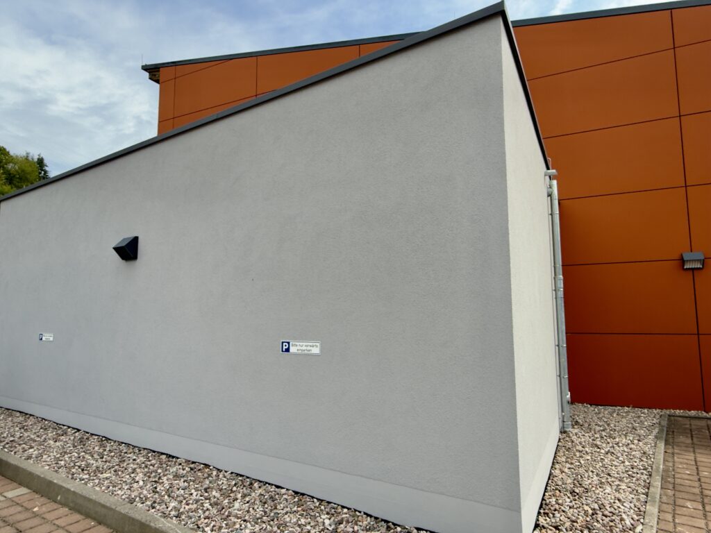 Außenansicht der neuen Lagerhalle an der Sporthalle der Regelschule Wasungen, die an die bestehende Sporthalle angebaut wurde.