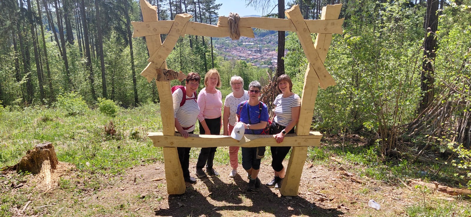Foto Monika Wörfel: Fünf Wanderinnen, ein gemeinsamer Fotostopp – und eine willkommene Pause im schattigen Wald mit Blick auf Meiningen.