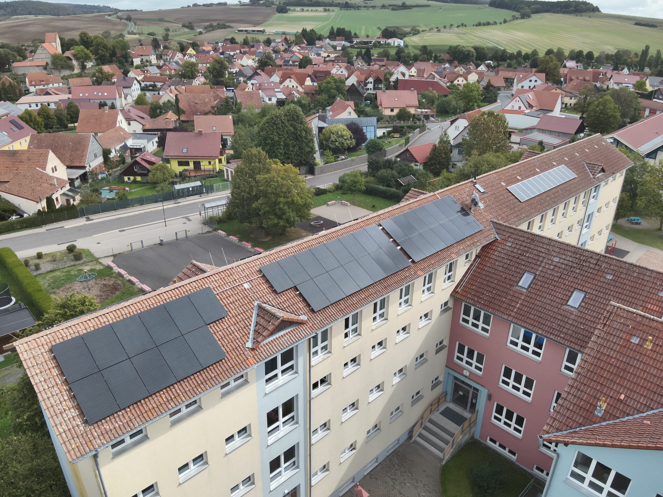Luftaufnahme der neuen Photovoltaik-Anlage auf dem Dach des Gymnasiums Kaltensundheim