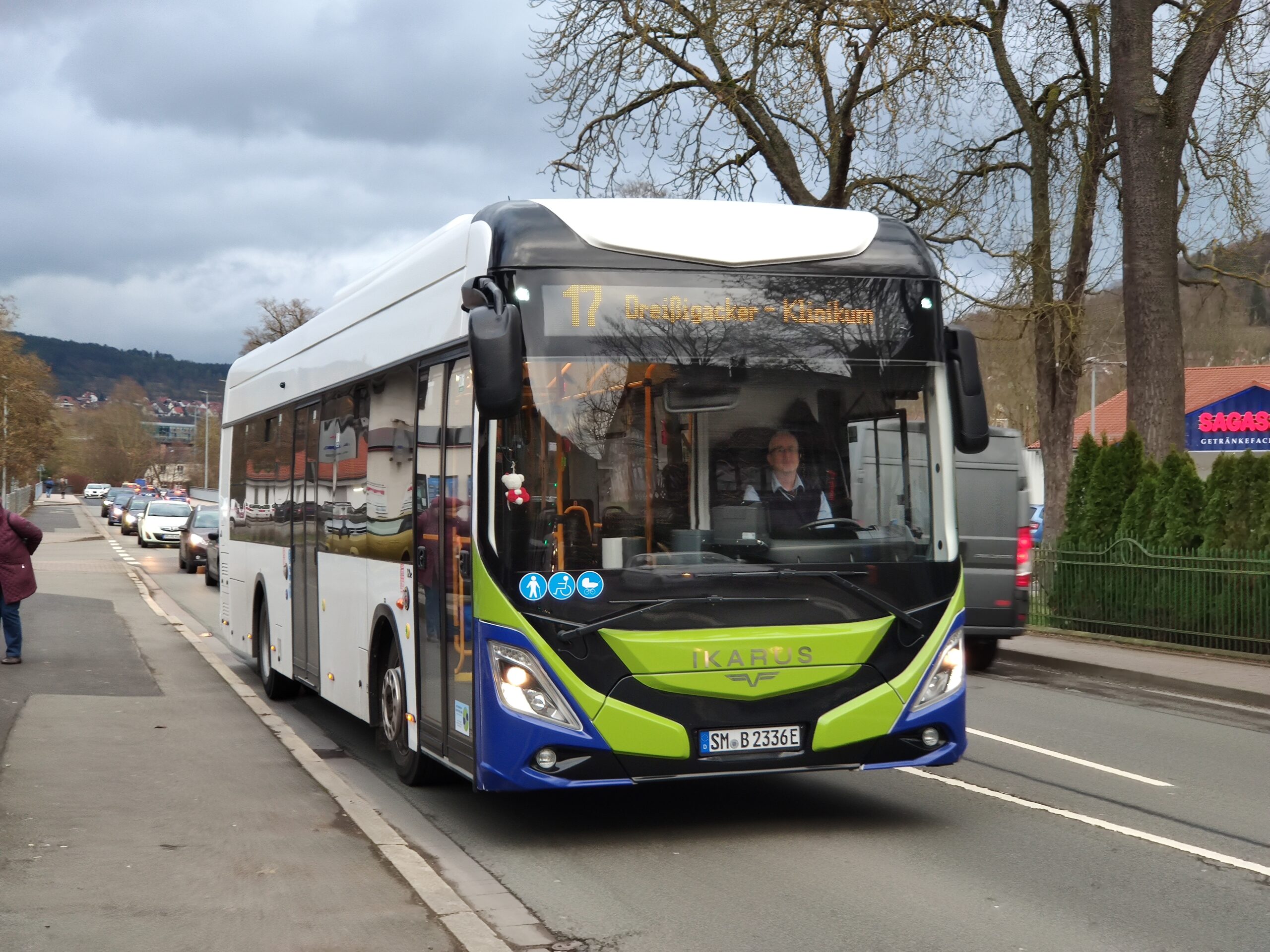 Ein Bus der Meininger Busbetriebs GmbH fährt in Richtung Klinikum.