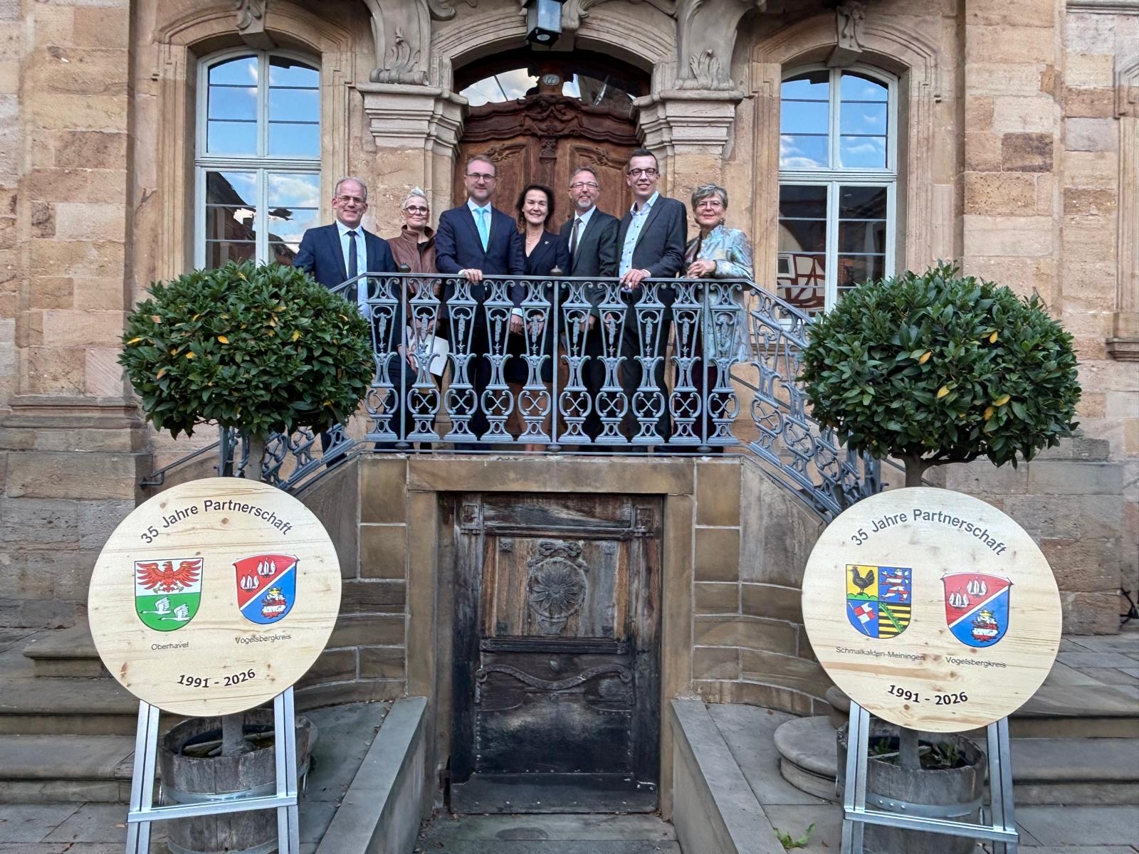 Das ist ein Gruppenfoto. Darauf sieht man: Landrat Alexander Tönnies sowie Holger Mittelstädt und Birgit Tornow-Wendland aus dem Landkreis Oberhavel, Landrat Dr. Jens Mischak sowie Patrick Krug und Dr. Birgit Richtberg aus dem Vogelsbergkreis und Landrätin Peggy Greiser aus dem Landkreis Schmalkalden-Meiningen.